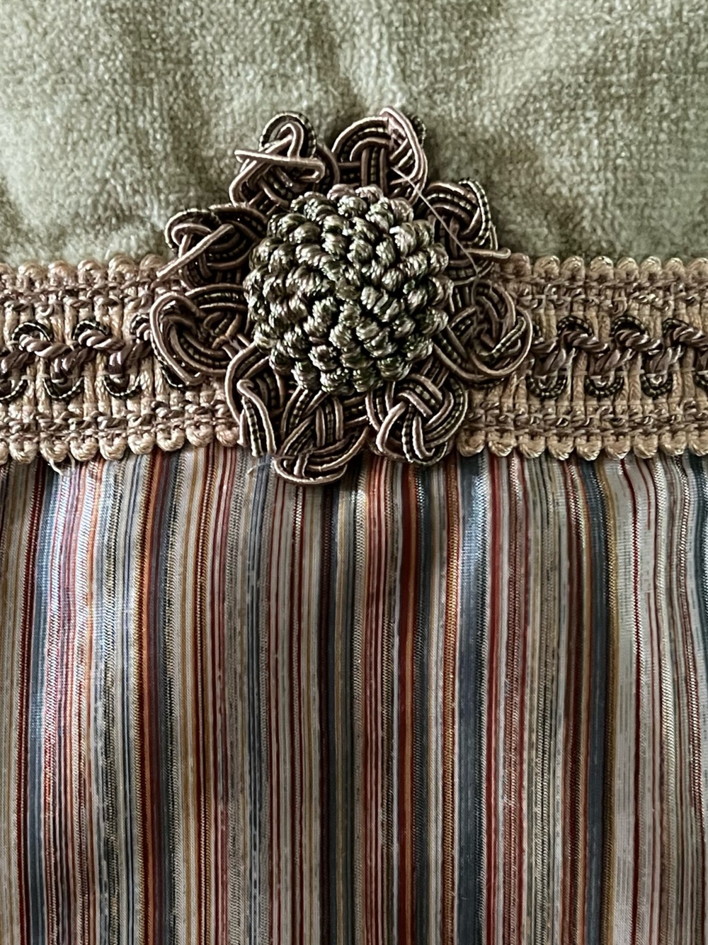 Avanti Decorative Pastel Green Large Barh Towel with decorative trim - Picture 2 of 3